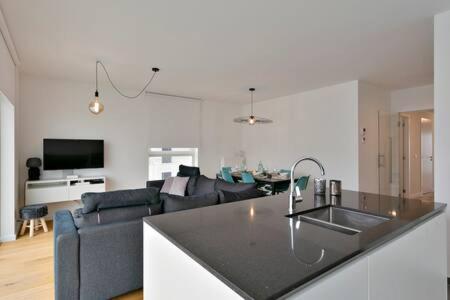 Luxurious New Apartment At 100 Meters From Beach With Stunning Sea- And Ostend-View Exterior photo